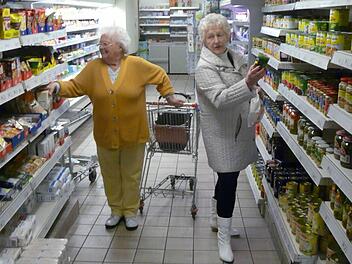 Können Margot Oschatz (rechts) und Irmgard Steiner weiter in Muggendorf einkaufen?  Foto: Paul Pöhlmann
