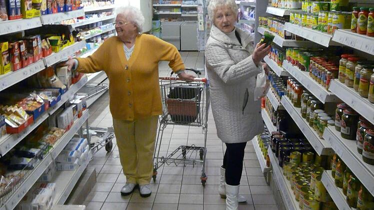 Können Margot Oschatz (rechts) und Irmgard Steiner weiter in Muggendorf einkaufen?  Foto: Paul Pöhlmann