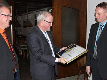 Siegfried Tabbert überreichte die "Goldene Raute mit Ähre" an die beiden Vorstände Gerald Streng (rechts) und Joachim Mahr (links). Foto: RK