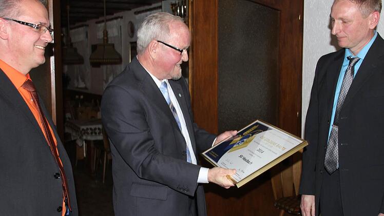 Siegfried Tabbert überreichte die "Goldene Raute mit Ähre" an die beiden Vorstände Gerald Streng (rechts) und Joachim Mahr (links). Foto: RK