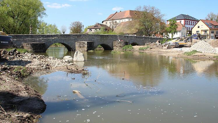 Die abgerissene "neue" Aischbrücke öffnet völlig neue Perspektiven auf Höchstadter Wahrzeichen. Foto: Andreas Dorsch