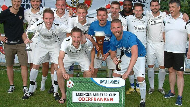 Ausgelassene Stimmung und Freude herrschte bei den Herren der SpVgg Lettenreuth, die überraschend den Erdinger Meistercup in Oberfranken gewannen. Mit im Bild Eventleiter Philipp Herold (links) von der Erdinger Weißbräu.