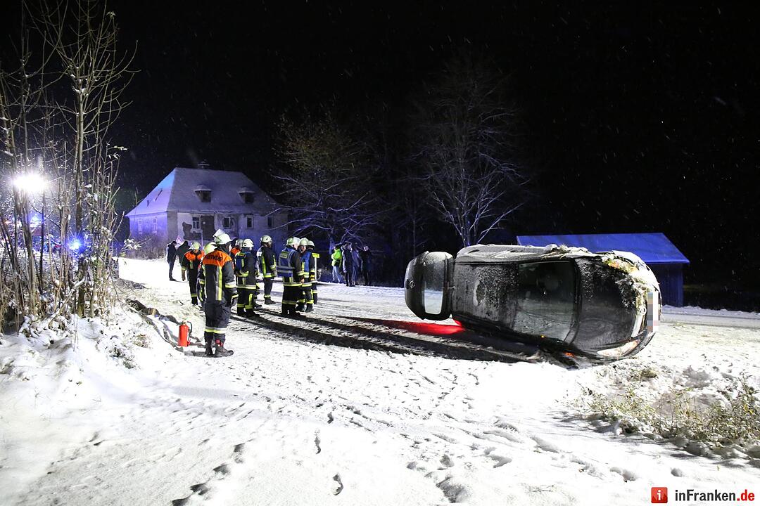 Seitliche Schlitterpartie auf schneebedeckter Fahrbahn – Rettungsdienst als Ersthelfer vor Ort