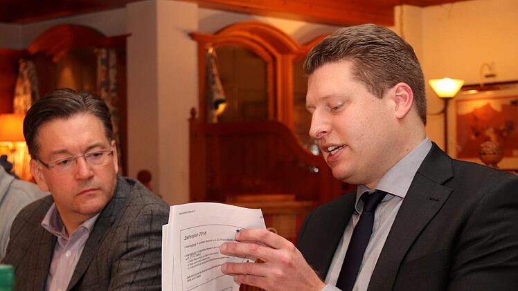 Der Kämmerer referiert, daneben Karsten Fischkal Foto: Johanna Blum