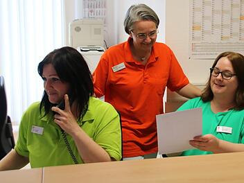 Das Team des Medizinischen Versorgungszentrums mit der Ärztlichen Leiterin Dr. Alexandra Bathmann und den beiden Medizinischen Fachangestellten Christina Tesar (links) vowie Viola Reichel.Matthias Einwag