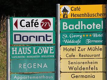 Diese Schilder wirken etwas aus der Zeit gefallen. Foto: Ulrike Müller