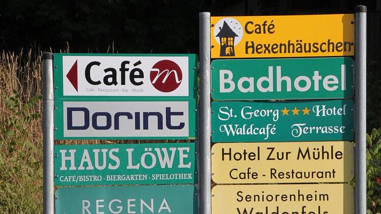 Diese Schilder wirken etwas aus der Zeit gefallen. Foto: Ulrike Müller
