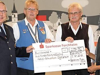 Schwester Mercitta nimmt den Scheck von den Leitern der Musikkapellen, Heinz Hanna (links)vom Musikzug der Freiwilligen Feuerwehr Neuses, Albin Giehl (2.v.r.) von der Eggerbachtaler Blaskapelle und Alfred Huber (2.v.l.) vom Musik- und Gesangverein Unterstürmig, entgegen.  Foto: Erlwein