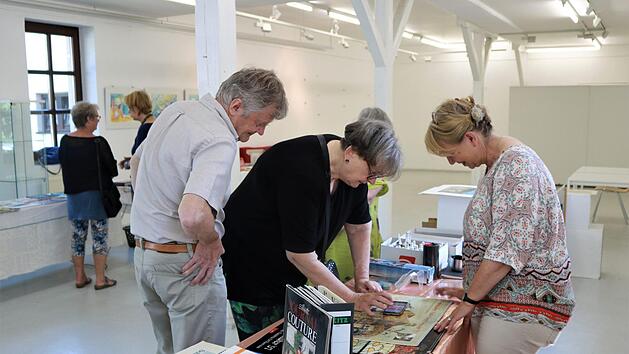 Monika Preller (r.) hatte die Idee zu dem Basar.    Foto: Isabel Gaschler