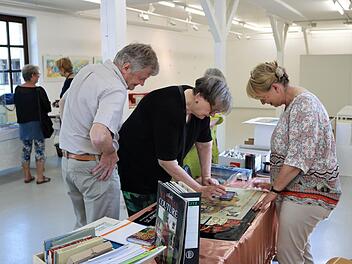 Monika Preller (r.) hatte die Idee zu dem Basar.    Foto: Isabel Gaschler
