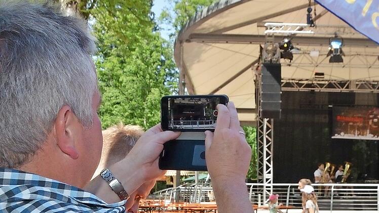 Papa Brehm schneidet mit - das ein oder andere Handyvideo für die Nachbesprechung