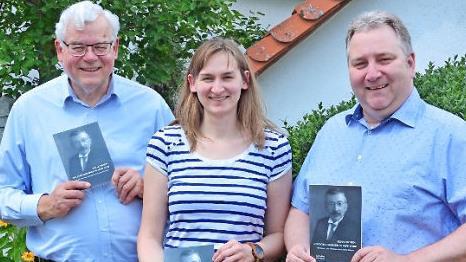 Das Recherche-Trio: Rolf Kießling, Nicole Kotz und Michael Kotz (von links) haben vier Jahre lang das Leben von Ignaz Rosen erforscht. Im September werden sie das Rosen-Buch in Forchheim präsentieren.