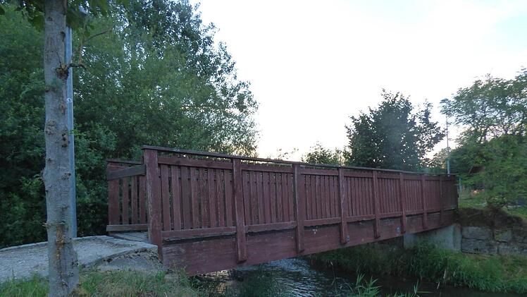 Die Fußgängerbrücke über die Leinleiter ist marode und soll  erneuert werden. Foto: Thomas Weichert