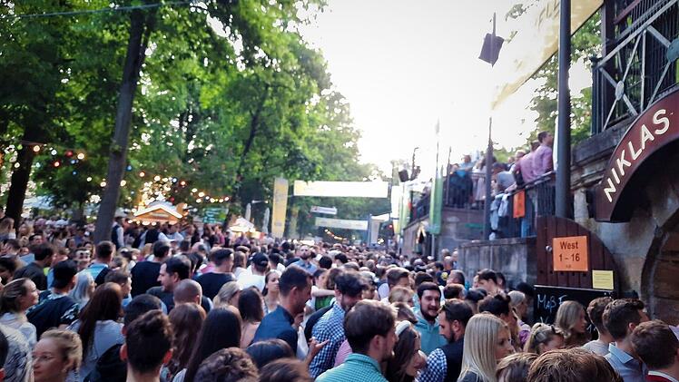 Erlangen: "Rekordverd&auml;chtig viele" Besucher auf der Bergkirchweih - "Resonanz durchweg ausgezeichnet"