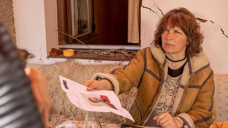 Als Maria Oberhuber (Barbara Romaner) befragt wird, gibt sich die fest in ihrem Glauben verankerte Witwe des Toten vom Überfall auf den Geldtransporter versöhnlich.