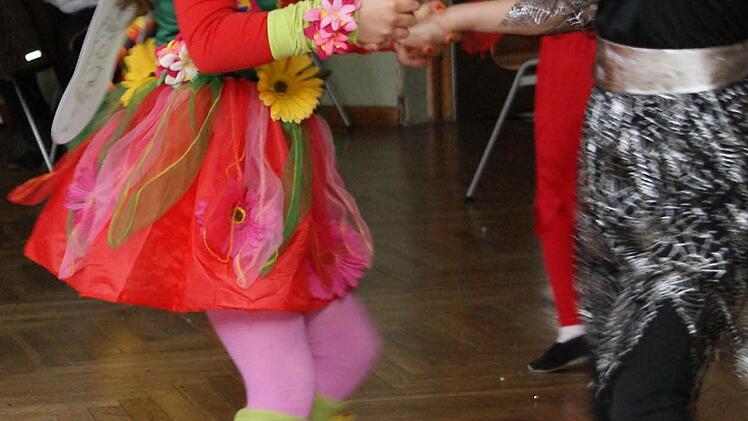 Komm, tanz mit mir - Blumenengel und Hexe drehten sich fröhlich im Kreise.