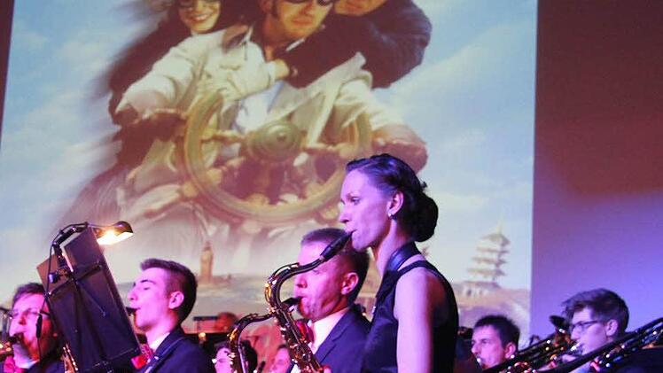 Die Kasendorfer Musiker nahmen die Zuhörer in der Stadthalle mit bei einer musikalischen Weltreise.