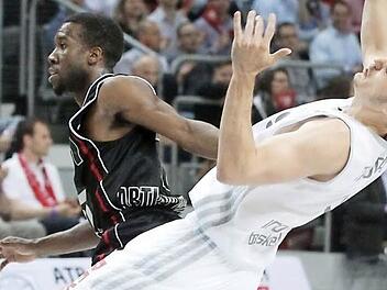 David Holston (l.) schlägt aus und streckt Karsten Tadda in der Viertelfinalserie der letzten Saison nieder. Foto: sportpress