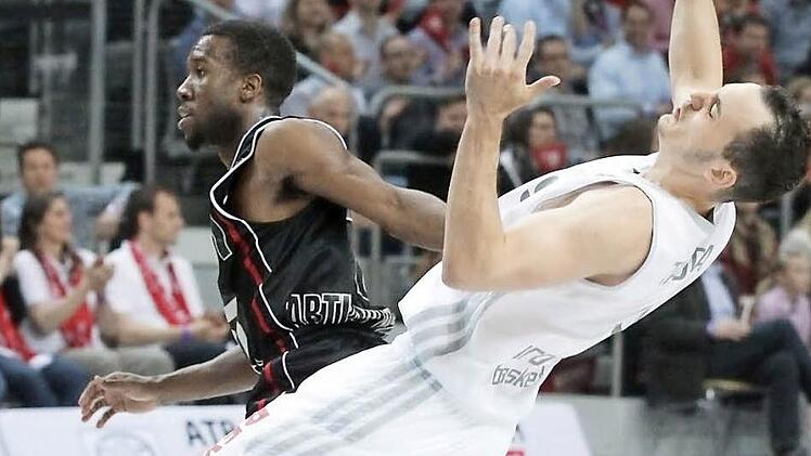 David Holston (l.) schlägt aus und streckt Karsten Tadda in der Viertelfinalserie der letzten Saison nieder. Foto: sportpress