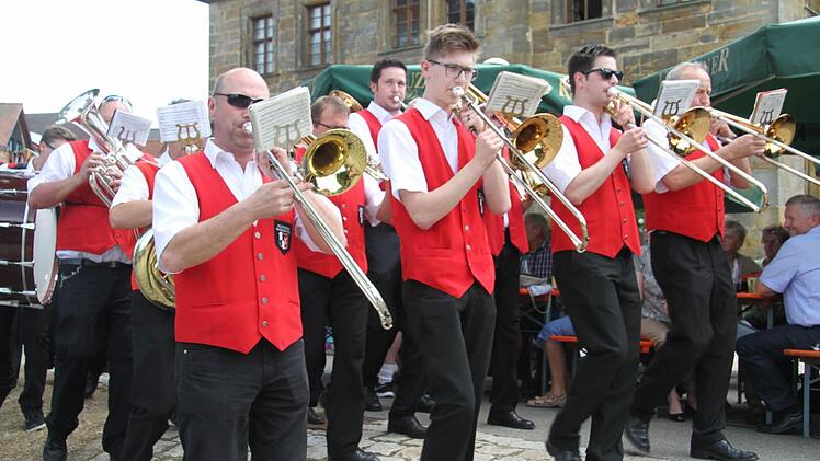 Die Kasendorfer Blasmusik führte den stolzen Festzug an. Foto: Sonja Adam
