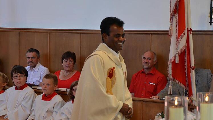 So kennt man ihn: ein fröhlich lächelnder Pater Maria beim Abschiedsgottesdienst. Fotos: Andrea Spörlein