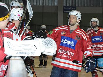 Der Chef bleibt an Bord: Auch in der kommenden Landesliga-Saison wird Mikhail Nemirovsky (M.) die Kissinger Wölfe als Spielertrainer auf die Eisfläche führen.  Foto: Hopf