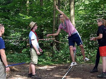 Balancieren auf einem schmalen Spanngurt gehört zu den sportlichen Aufgaben. Feuerwehrmann Sepp Obermaier (links) bewertet den Feuerwehr-Parcours. Foto: Andreas Welz