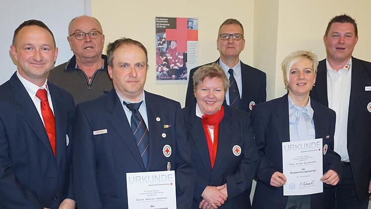 Ehrungen bei der BRK-Bereitschaft Bischofsheim: Unser Foto zeigt (von links) den bisherigen Bereitschaftsleiter Richard Rockenzahn, Peter Klug, Martin Gensler, Edith Metz, Bernhard Baumeister, Silke Rockenzahn und Kreisbereitschaftsleiter Bernd Roßmanith. Fotos: Marion Eckert