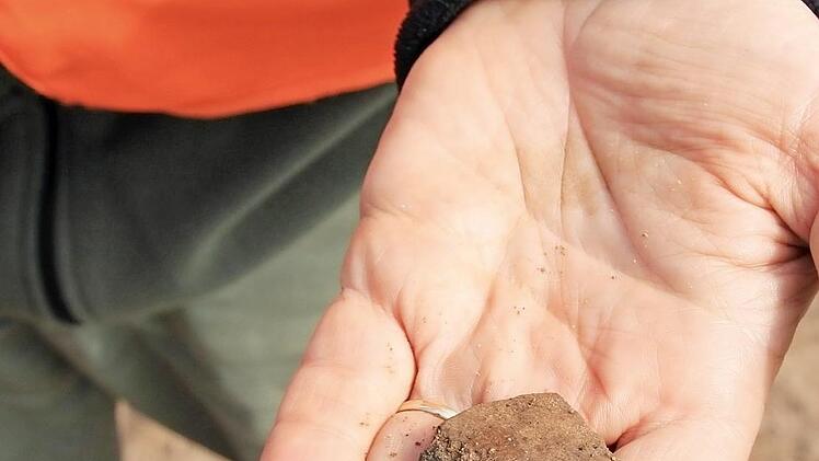 Diese Keramikscherbe (links) wird auf 2500 bis 3000 Jahre geschätzt. Die Sandabbau-Firma verlegt vor der Verbreiterung der Autobahn noch Rohrleitungen (rechts).  Fotos: Bauriedel/Dorsch