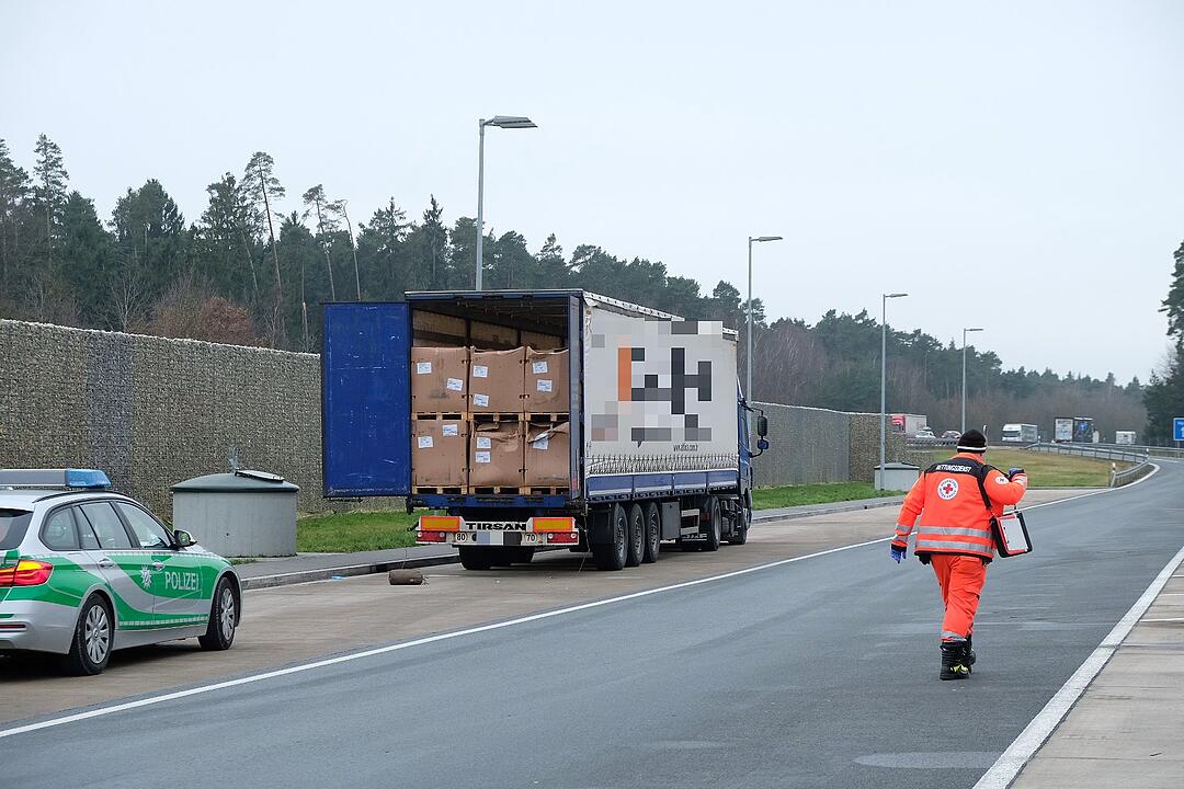 A6 im Kreis Ansbach: Klopfgeräusche aus dem Lkw – Polizei findet sechs Flüchtlinge