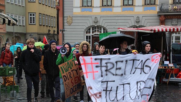 Rund 200 Schüler nahmen am Freitag an der zweiten "Fridays for Future"-Demonstration in Coburg teil.Oliver Schmidt