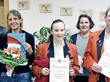 Für langjährige Treue gab es Urkunden und ein Geschenk für Ingrid Brendl (45 Jahre), Christine Pölloth (30 Jahre), Marietta Gensior (15 Jahre), Karin Kühnke (25 Jahre), Michaela Stumptner (10 Jahre) und Gaby Lorenz für 30 Jahre, mit auf dem Foto Dirigent Wolfram Heinlein.  Foto: Sänger