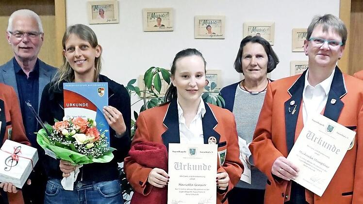 Für langjährige Treue gab es Urkunden und ein Geschenk für Ingrid Brendl (45 Jahre), Christine Pölloth (30 Jahre), Marietta Gensior (15 Jahre), Karin Kühnke (25 Jahre), Michaela Stumptner (10 Jahre) und Gaby Lorenz für 30 Jahre, mit auf dem Foto Dirigent Wolfram Heinlein.  Foto: Sänger