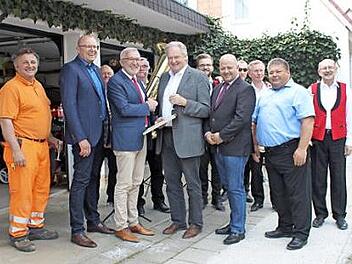 Friedrich Lang, Rüdiger Schmidt, Helmut Krämer, Hans Göller, Holger Dremel und Johannes Harrer (v. l.) vor der Gruppe "Franken-Mix" beim Gratulieren Foto: Carmen Schwind