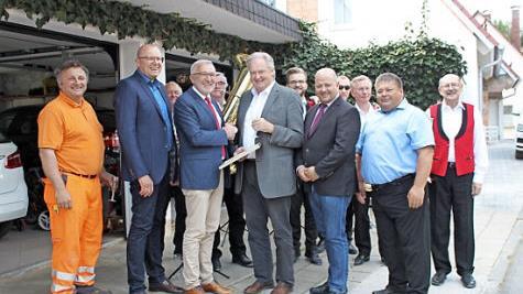 Friedrich Lang, Rüdiger Schmidt, Helmut Krämer, Hans Göller, Holger Dremel und Johannes Harrer (v. l.) vor der Gruppe "Franken-Mix" beim Gratulieren Foto: Carmen Schwind