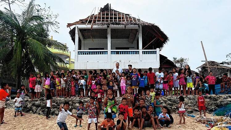 Boracay_Kinderfest Gruppenfoto vor abgedecktem Haus