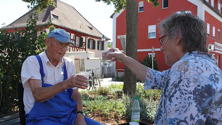 Mit Bier hätte Ludwig Einwich wohl noch lieber mit der Reporterin   auf das Interview angestoßen.Foto: Marcel Terillo