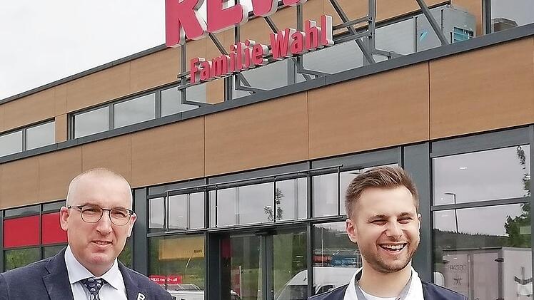 Bürgermeister Andreas Sandwall (links) und Marktbetreiber Lukas Wahl