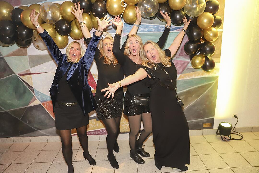 Es wurde in das Jahr 2025 gefeiert.