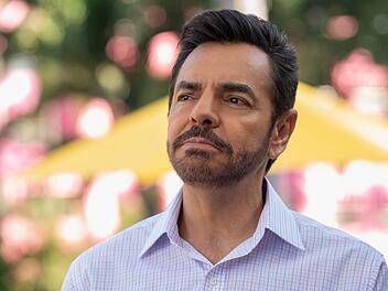 Eugenio Derbez ist ausführender Produzent und Hauptdarsteller von "Acapulco". In Interviews zeigte er sich überrascht über den Erfolg der Serie in den USA, da der mexikanische und der amerikanische Humor sehr unterschiedlich seien.