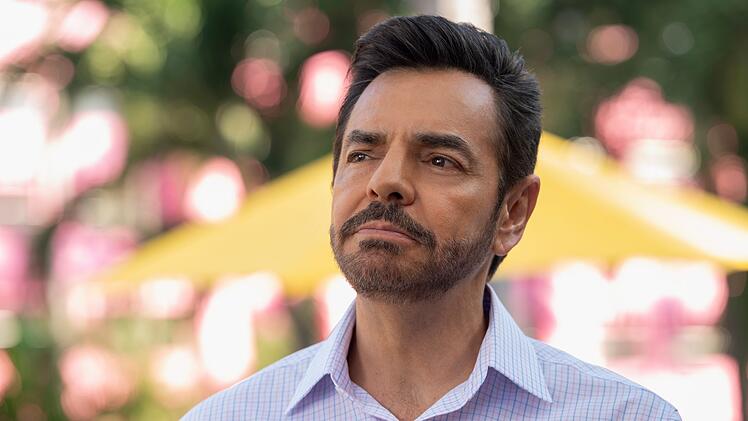 Eugenio Derbez ist ausführender Produzent und Hauptdarsteller von "Acapulco". In Interviews zeigte er sich überrascht über den Erfolg der Serie in den USA, da der mexikanische und der amerikanische Humor sehr unterschiedlich seien.