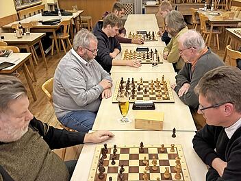 Die Schachspieler beim Turnier.