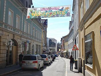 Von der Webergasse (Foto) und auch von der angrenzenden Judengasse ist es nur ein Katzensprung in viele Geschäfte. Deshalb sind die dortigen Parkplätze so wertvoll für die Händler. Fotos: Oliver Schmidt