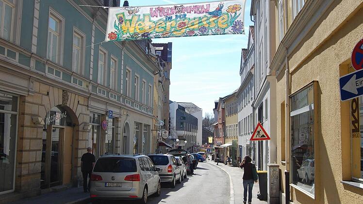 Von der Webergasse (Foto) und auch von der angrenzenden Judengasse ist es nur ein Katzensprung in viele Geschäfte. Deshalb sind die dortigen Parkplätze so wertvoll für die Händler. Fotos: Oliver Schmidt