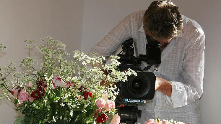 Kameramann Hans-Peter Fischer kommt der Blumendeko ganz nah - und fängt hübsche Detailaufnahmen ein