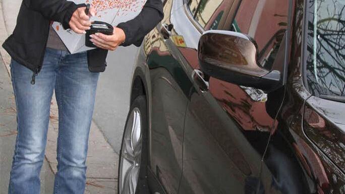 "Man trägt doch als Kunde die Pakete nicht quer durchs Dorf", wundert sich auch Elke Honke über das Halteverbot.