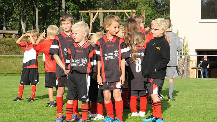 Reichenbacher Buben vor dem Pokalspiel der Teutonen gegen Kickers Würzburg. Foto: Hopf