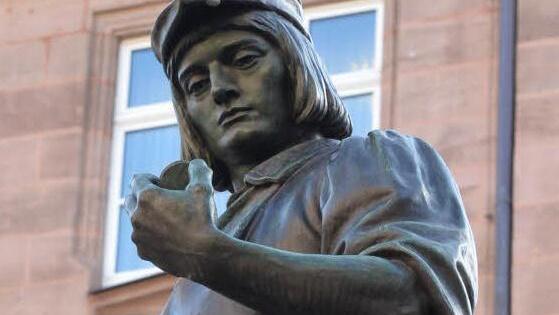 Peter Henlein als Brunnenfigur in Nürnberg. So stellte man sich den Uhrmacher 1905 vor; ein zeitgenössisches Bild von ihm gibt es nicht. Foto: Ronald Rinklef