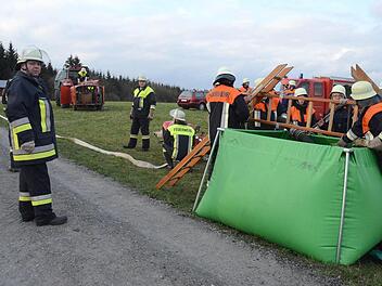 Mit Traktoren und Güllefässern wurde Löschwasser herangeschafft und in einem Faltbehälter gesammelt.  Foto: Karl-Heinz Hofmann