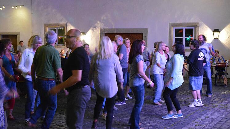 Auf der Tanzfläche wurde es zeitweise richtig eng. Auf den Sitzen hielt es nur noch wenige. Foto: Björn Hein